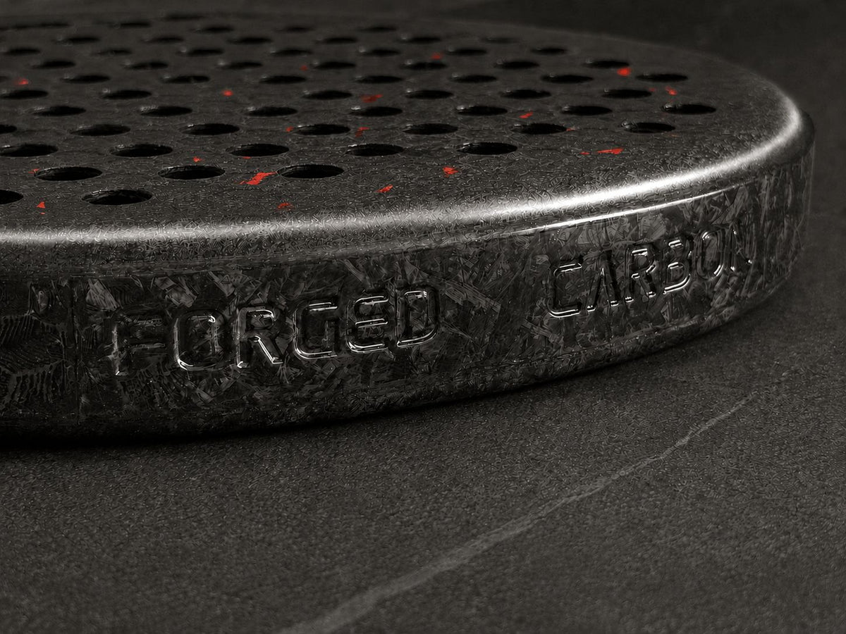 Détail de la surface texturée, des fibres de carbone apparentes et de la tête embossée de la Raquette Hexagon